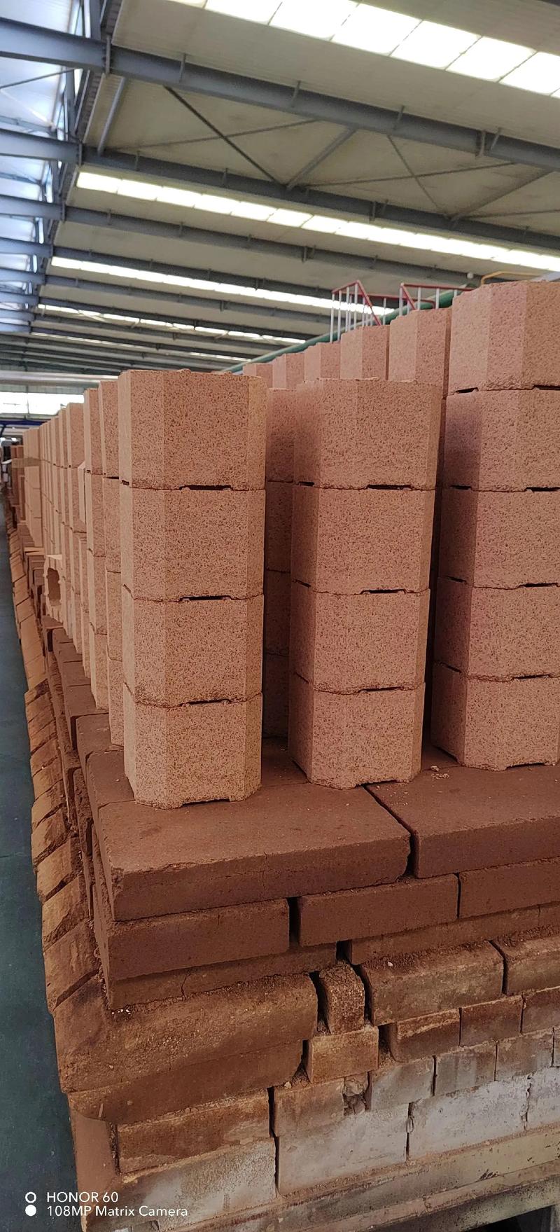 大石橋市科建特新耐火材料,生產(chǎn)高新耐材材料,電熔鎂磚